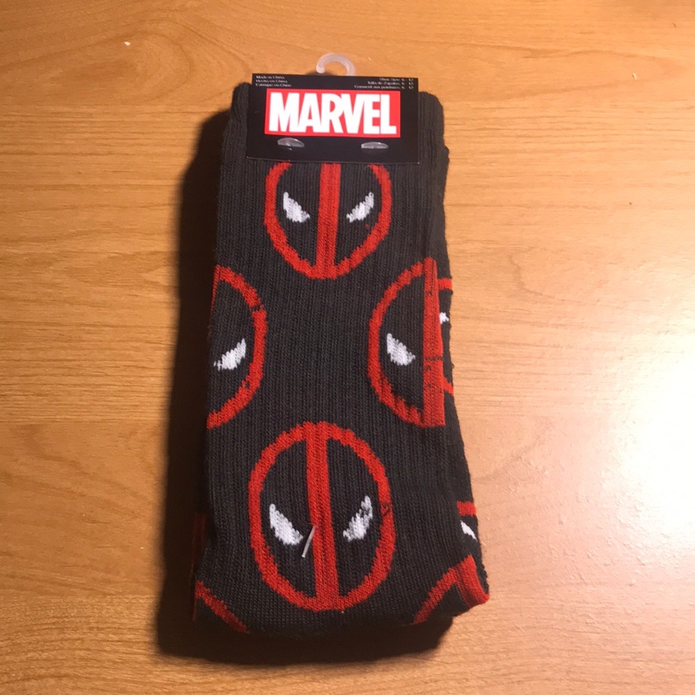 Marvel Deadpool socks - Picture 2 of 4
